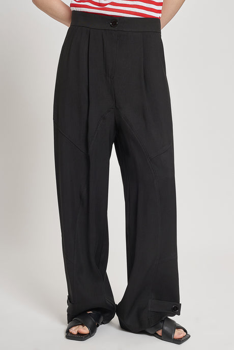 Pantaloni con tagli in tessuto fluido diagonale