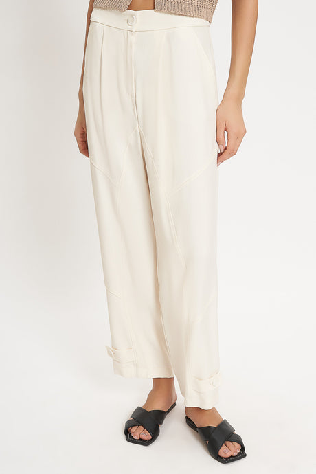 Pantaloni con tagli in tessuto fluido diagonale